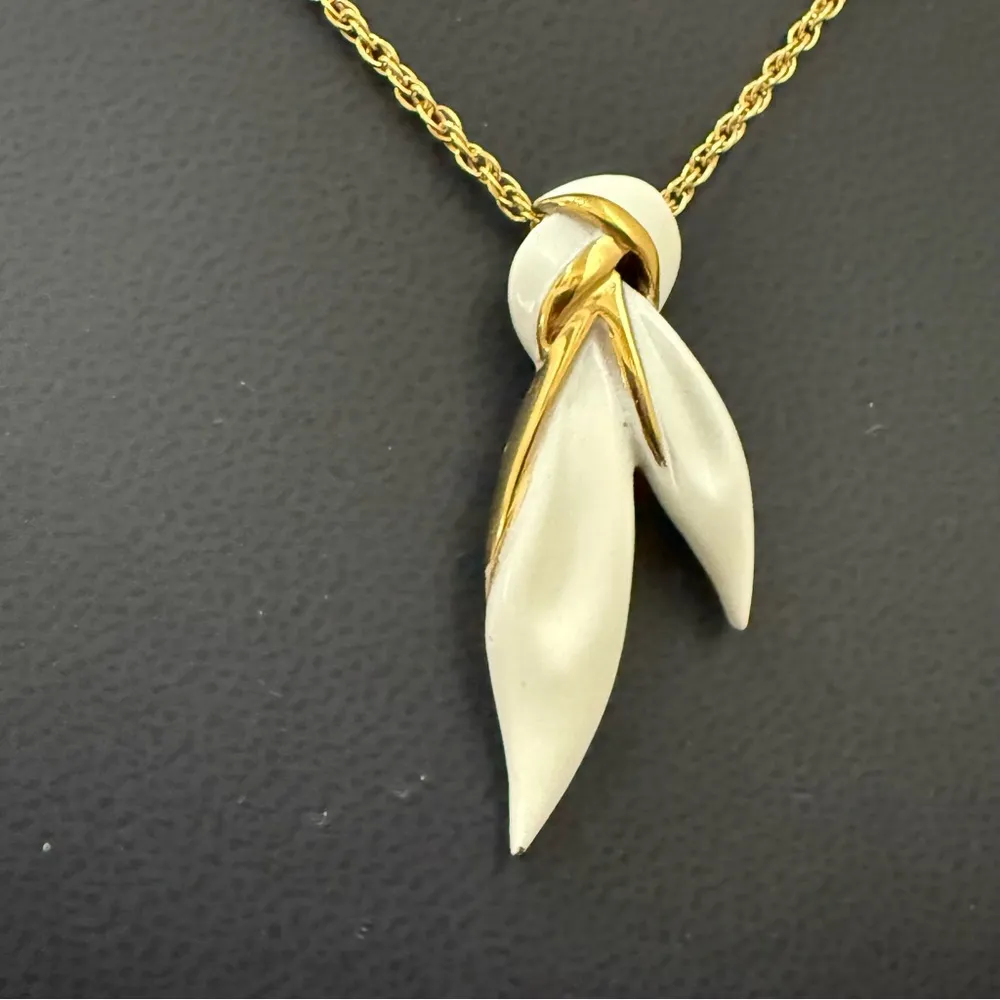 Vintage Crown TRIFARI Gold Tone White Enameled Knit Bow Pendant 15” Necklace 11g - Image 9