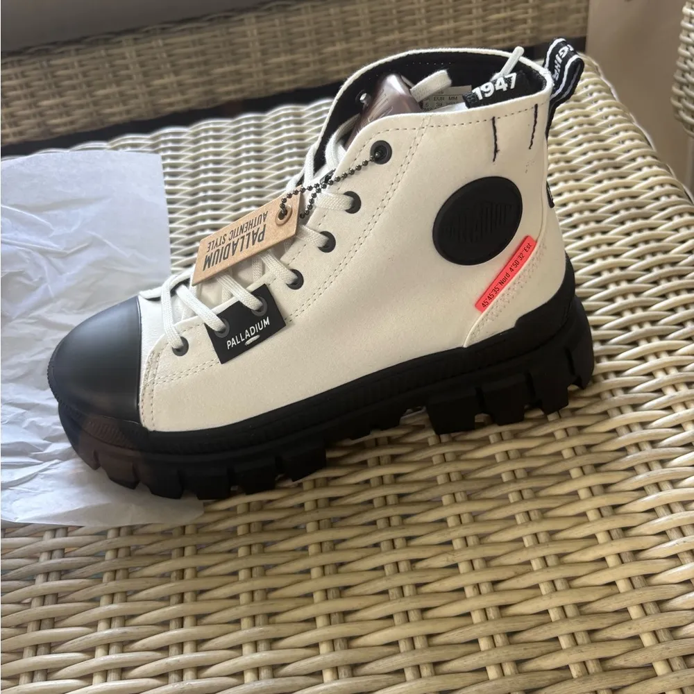 Palladium NEW IN BOX Revolt Hi Tx Lug Sole Boots 7.5‎  grunge goth edgy combat - Image 5