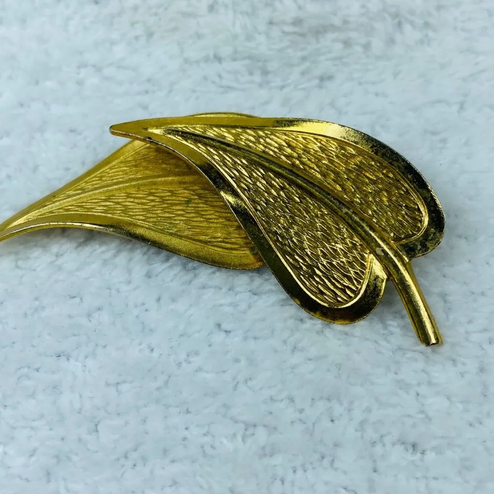 Gold Tone Textured Double Leaf Jewelry Pin Brooch Vintage Fall Casual Wear - Image 2