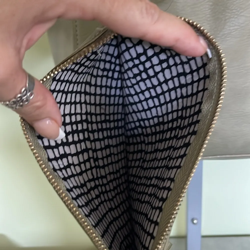 Olive green shoulder tote and pouch - Image 7