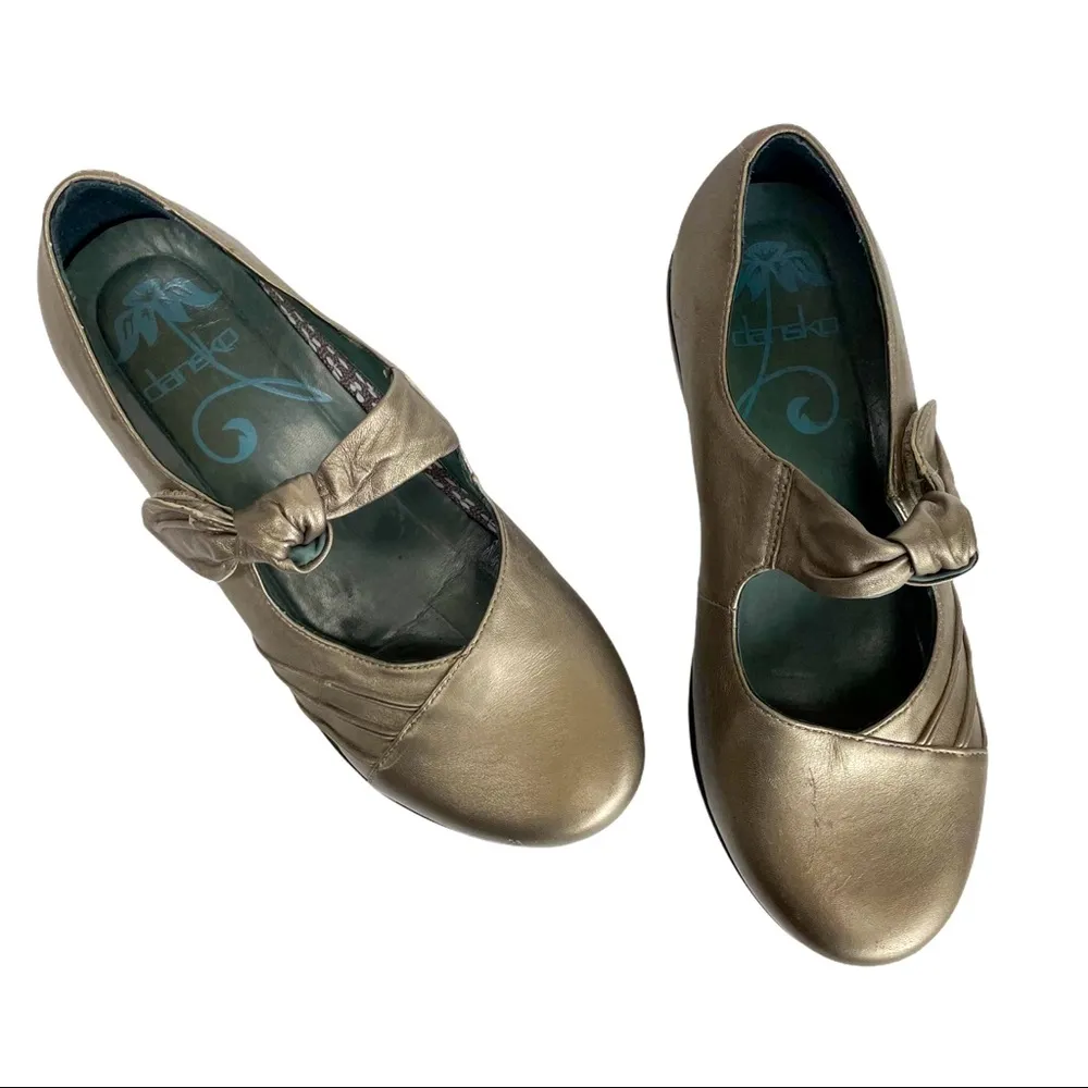 Dansko Ainsley Metallic Gold Mary Jane Clog Shoes Sz 39 9 Bow Strap - Image 2