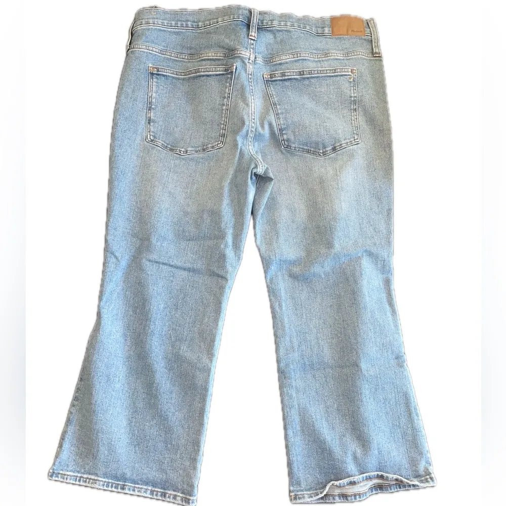 Madewell Petite Mid Rise Kick Out Jean Size 33P Light Wash Crop Flare High Rise - Image 2