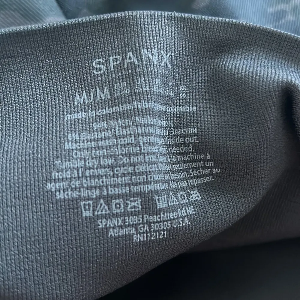 NWT SPANX Look at Me Now LAMN Legging Black Camo Medium - Image 5