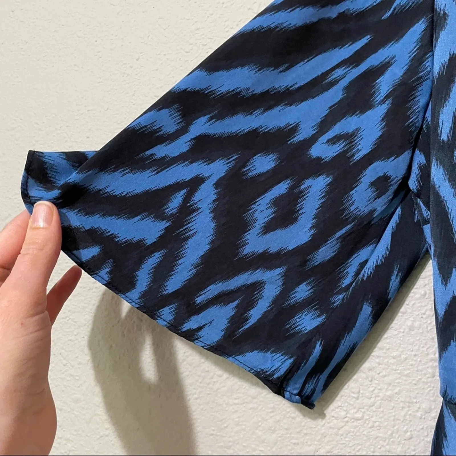Gigi Parker Blue & Black Animal Print Flutter Sleeve Wrap Top Blouse Womens XS - Image 6