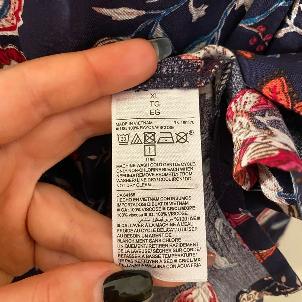 old navy floral navy blouse tank - Image 3