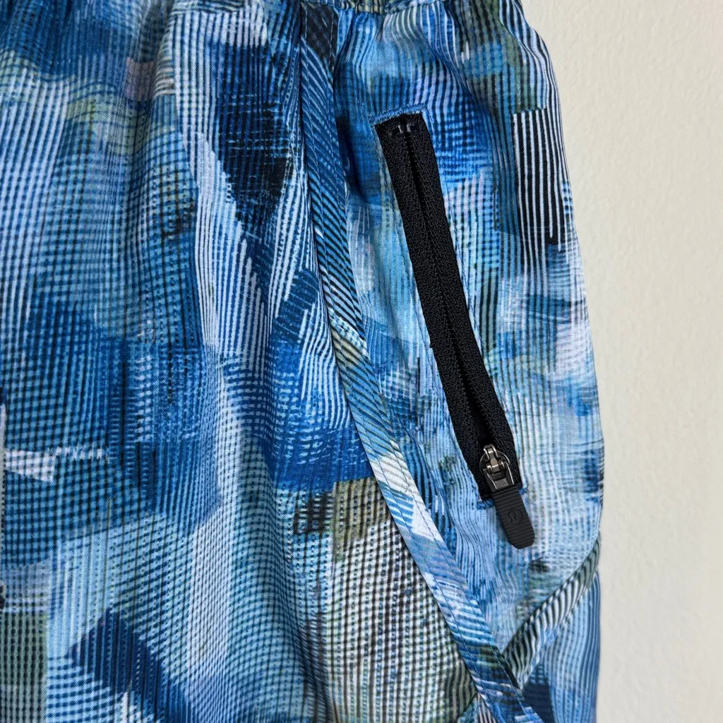 Lululemon Tracker‎ Short V 4” in Sun Dazed Multi Blue Size 4 - Image 4