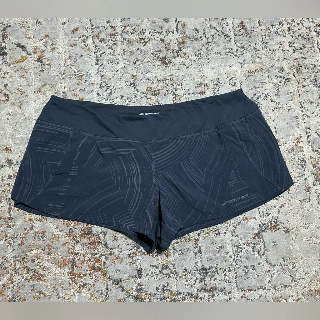 BROOKS chaser reflective lined shorts size XL gray 3” inseam - Image 3