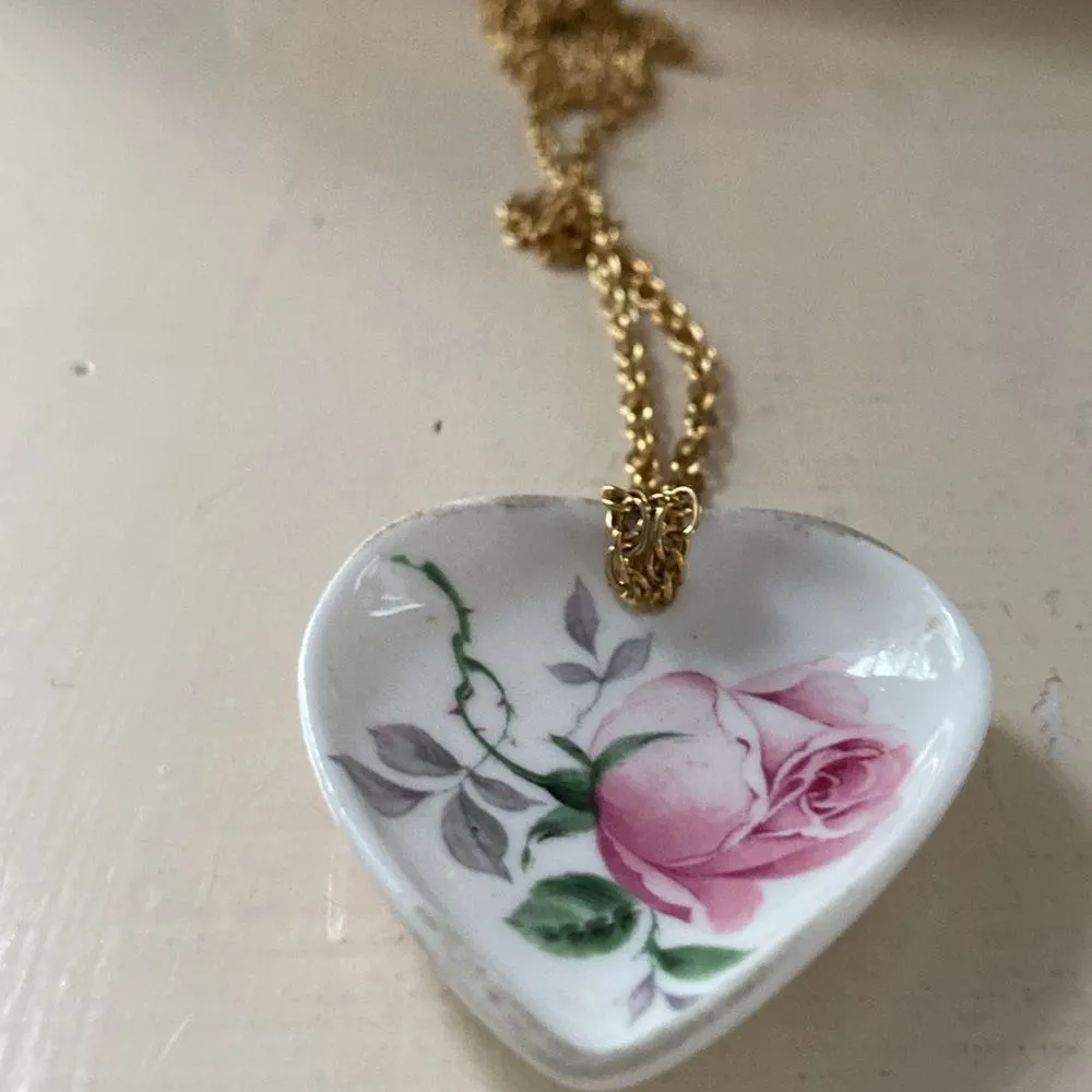 Vintage trinket bowl turned necklace. Gold - Image 6