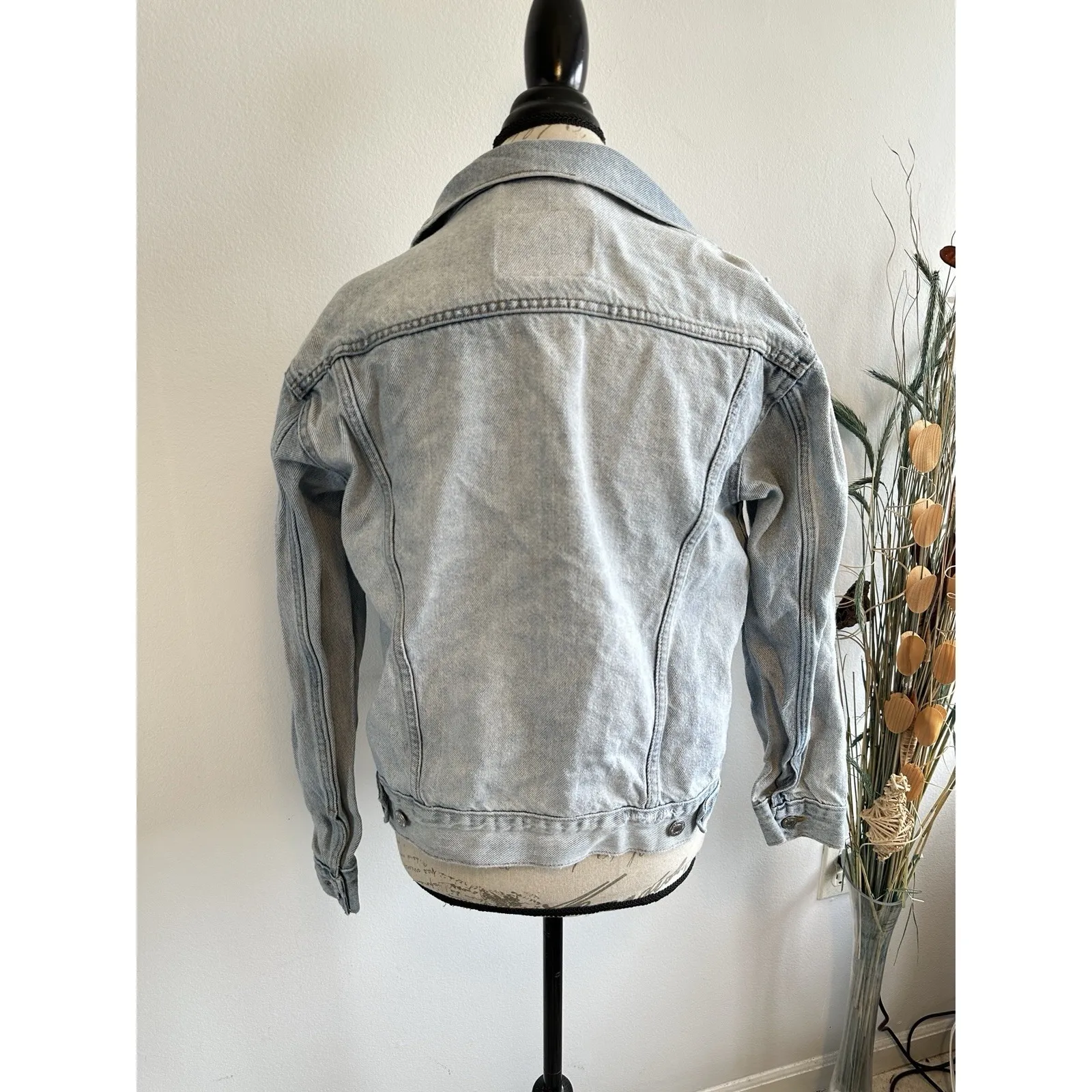 Levi's Denim Trucker Jacket Women's Sz Medium Distressed‎ Blue Wash - Image 3