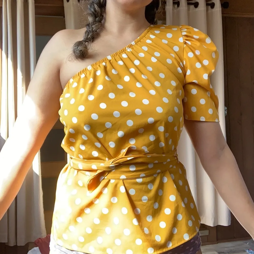 cute polka dots yellow and white one shoulder with belt
Puff shoulder Size M - Image 2