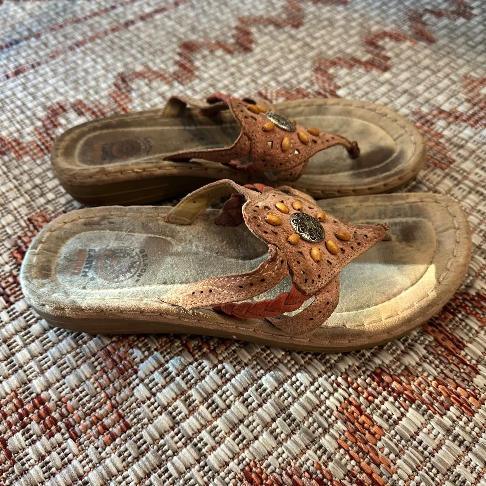 EARTH SPIRIT | Women's Tan Leather Flower Embellishment Thong Sandals, Size 7.5 - Image 3