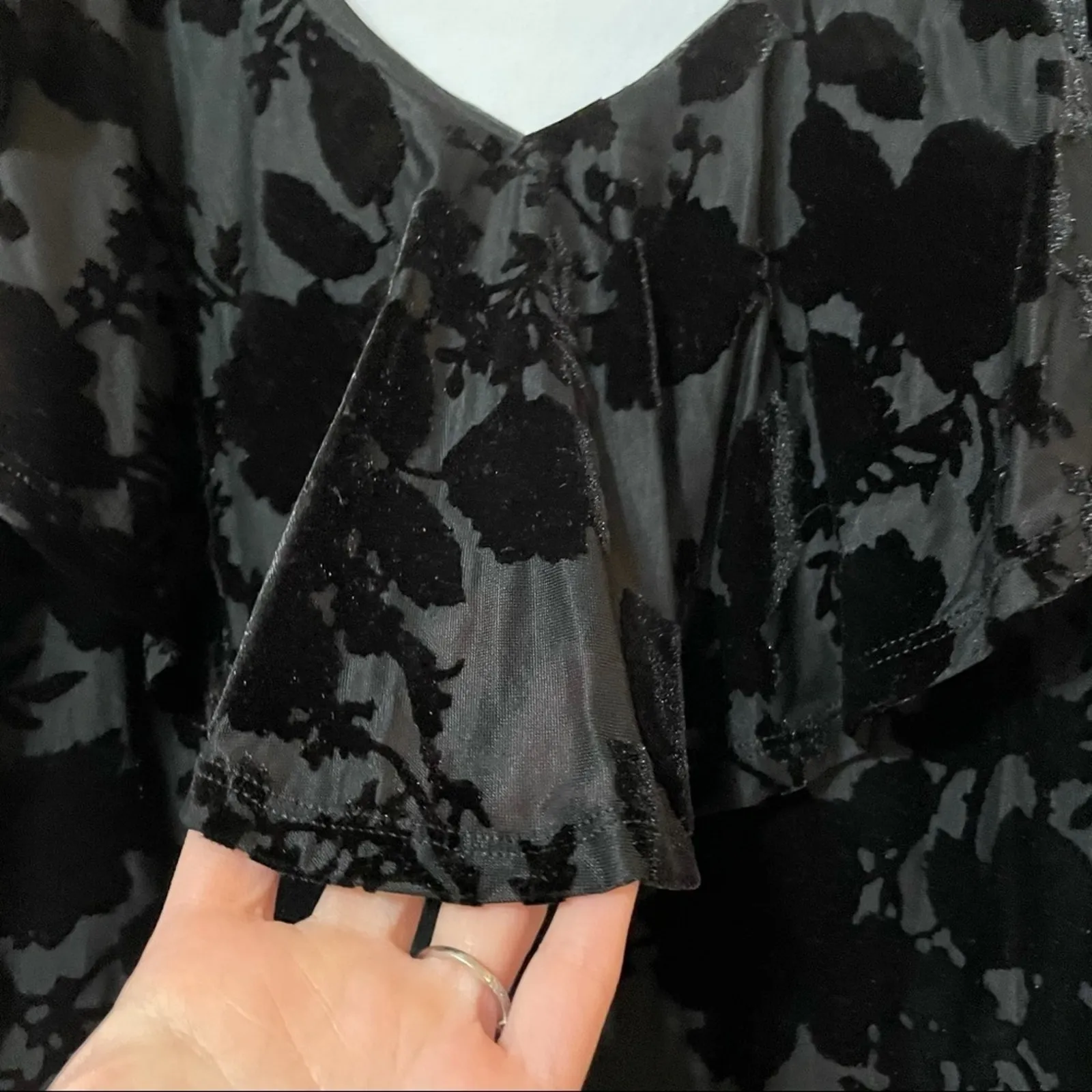 1 State Black Floral Ruffled Neckline Velvet Top Womens XS Romantic Blouse - Image 4