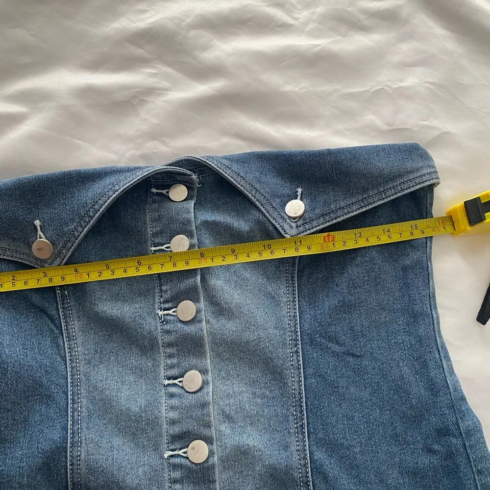 DENIM STRAPLESS MINI DRESS  SILVER BUTTONS NWT SZ MEDIUM - Image 5