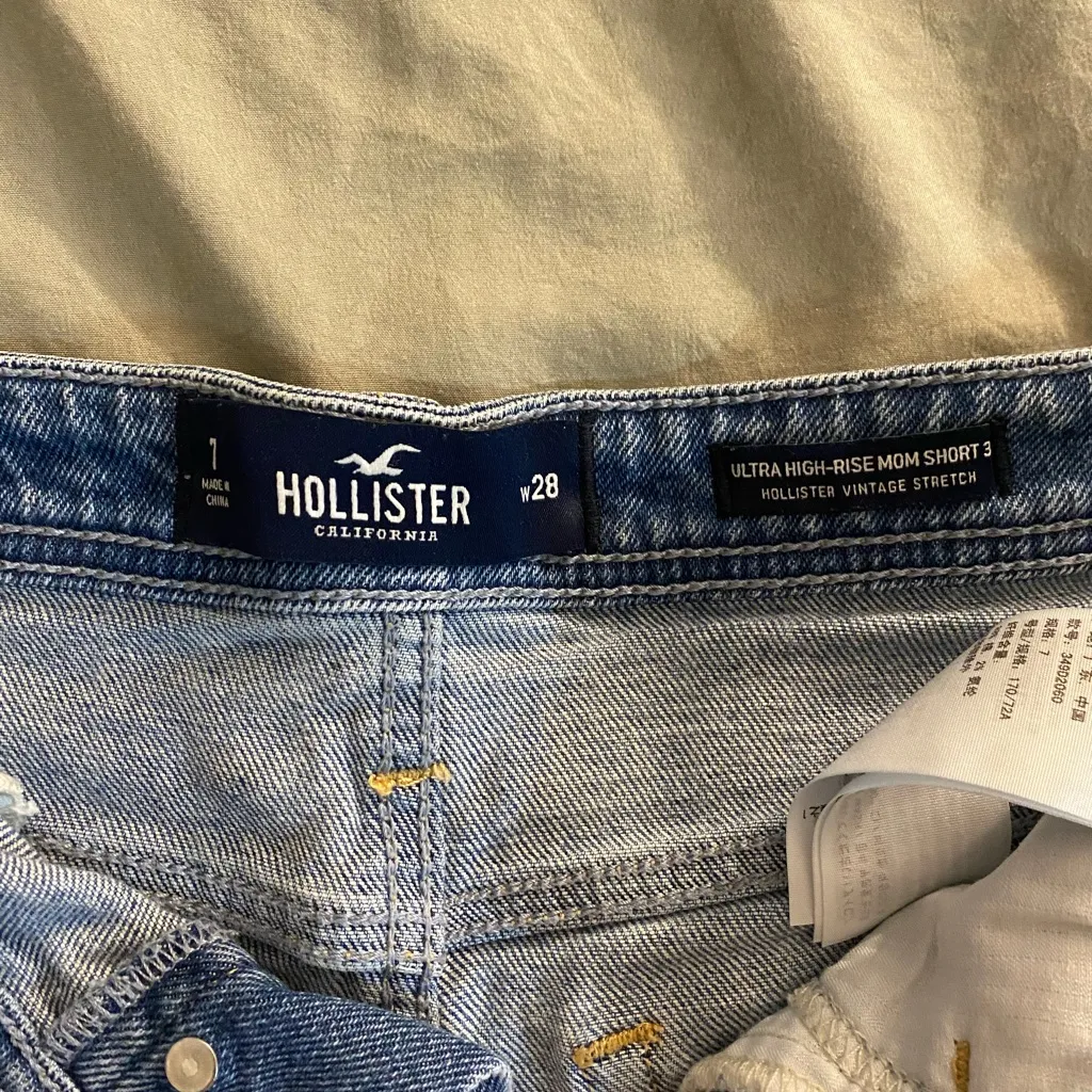 Hollister Ultra High-rise Mom Shorts 3inch - Image 2