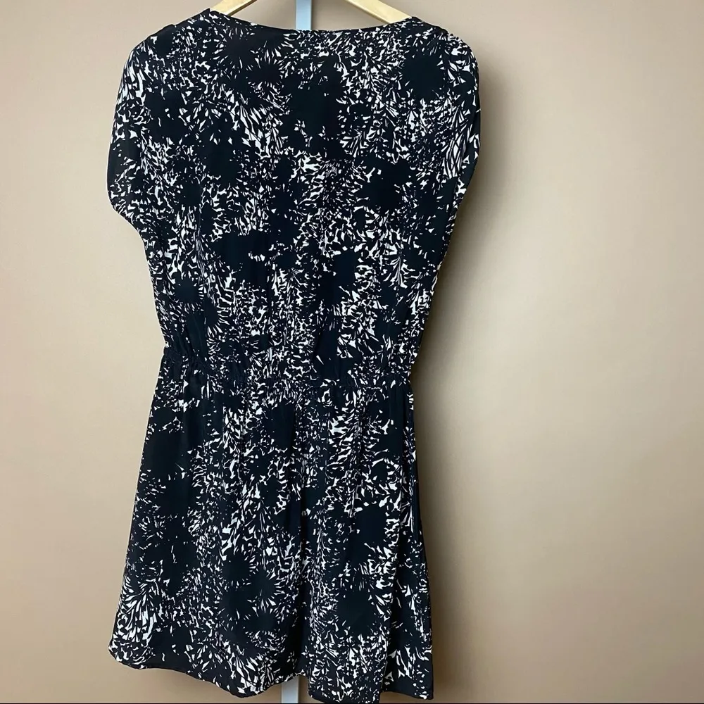 Urban Outfitters Kimchi Blue Medium 100% Silk Boho Abstract V Neck Flowy Dress - Image 3