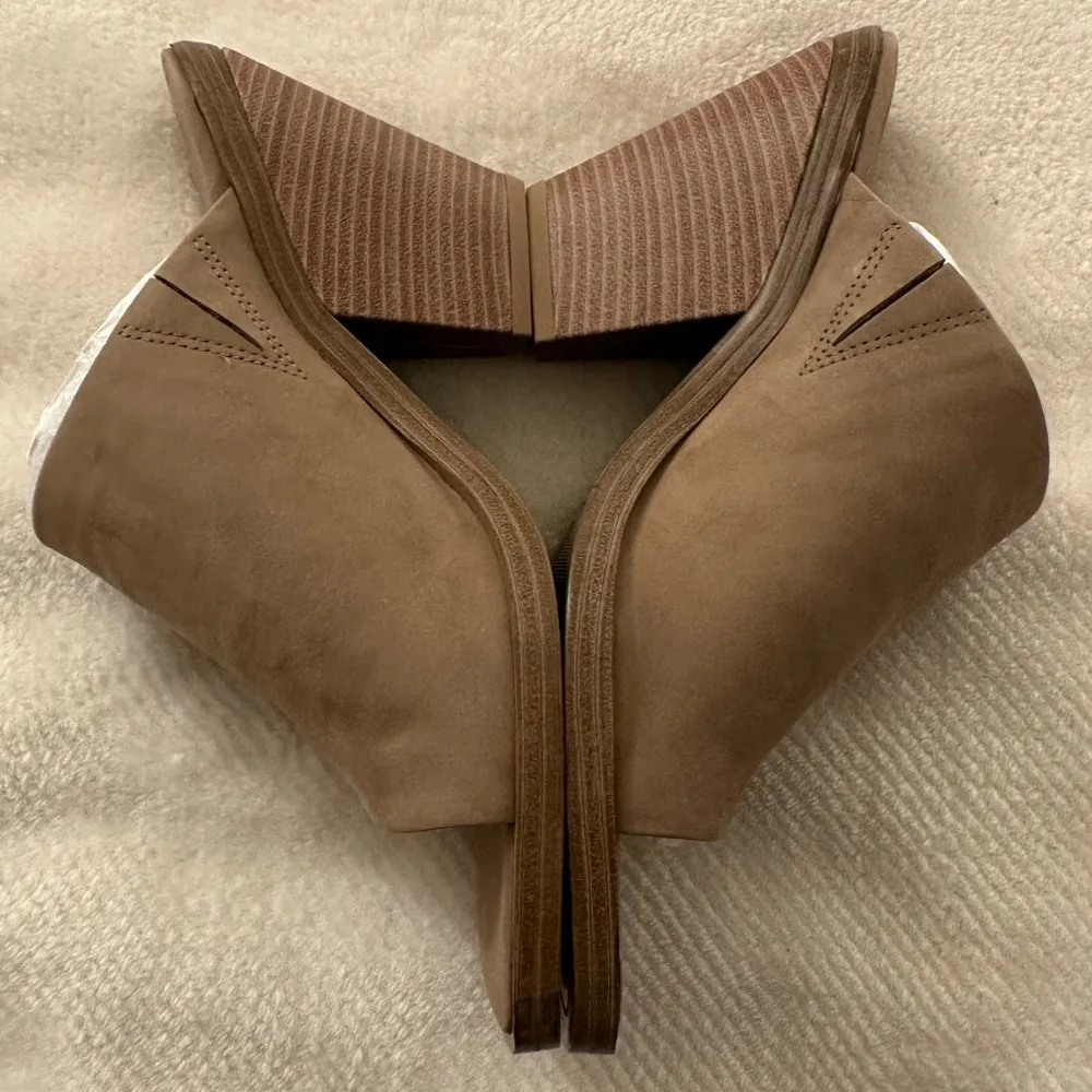 NWOT Vince Camuto Sempla Mule Heel Truffle Tan 8.5 - Image 2