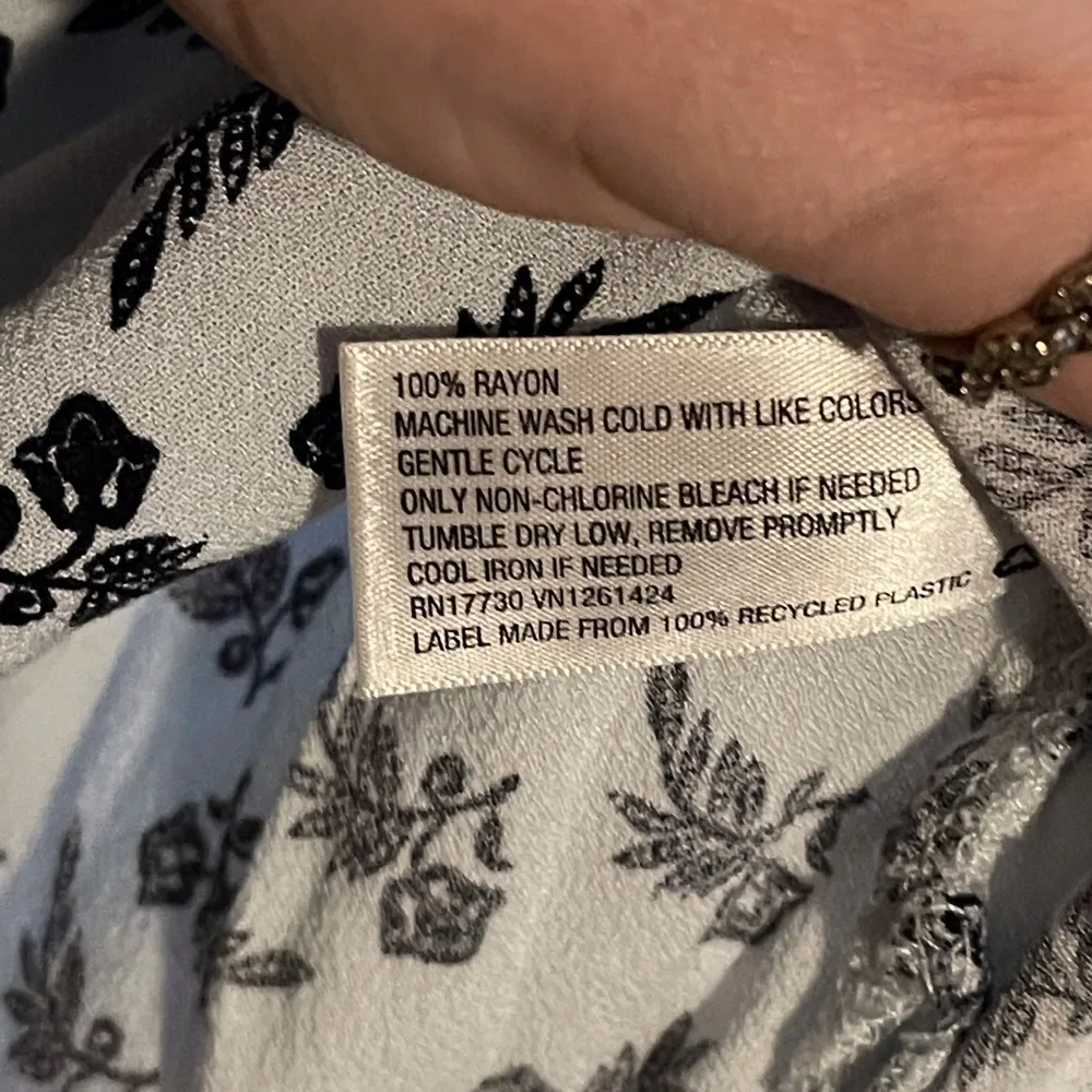 Universal Threads sleeveless shirt sz M - Image 2