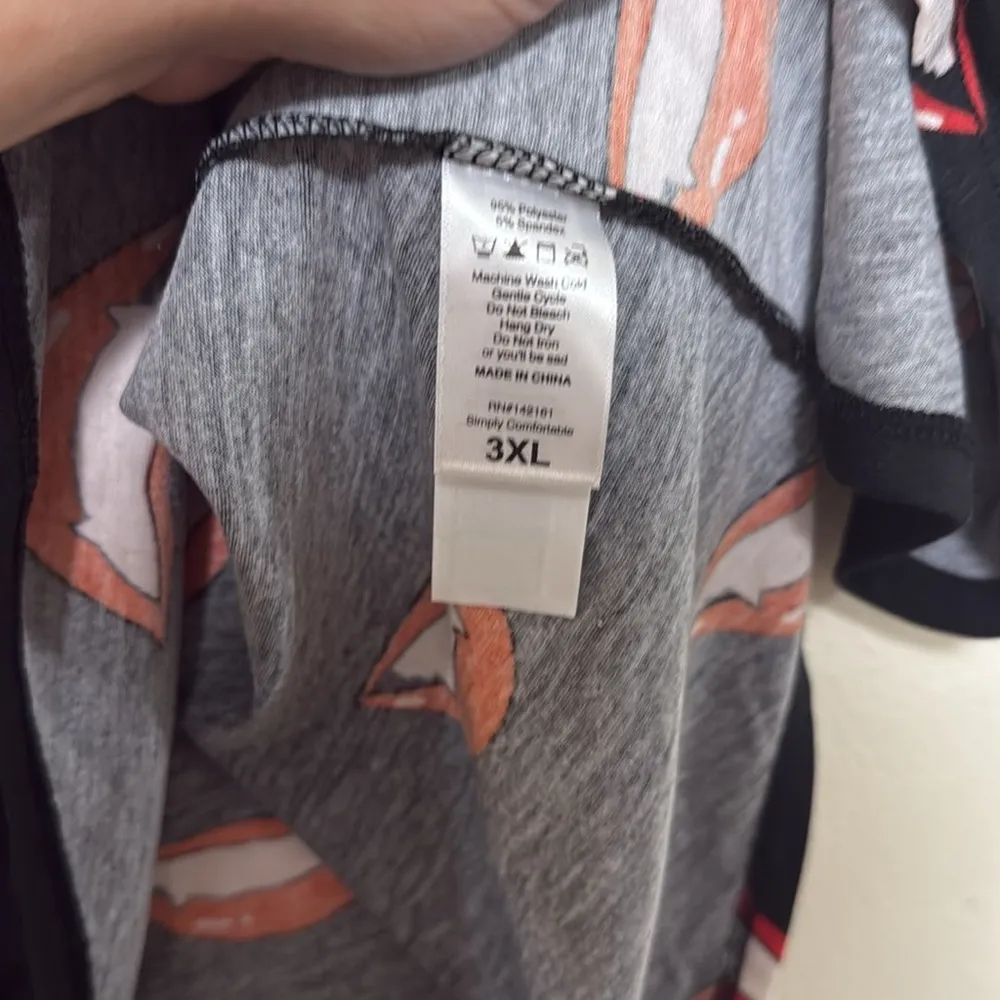 LuLaRoe NWT Vampire Lips Christy Tee woman plus size 3XL black red - Image 6