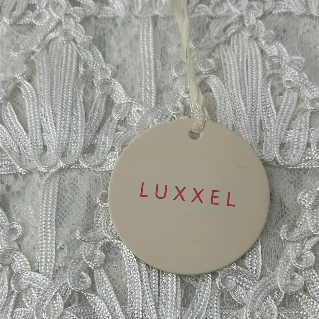 Luxxel White Textured Lace Crop Top - Image 4