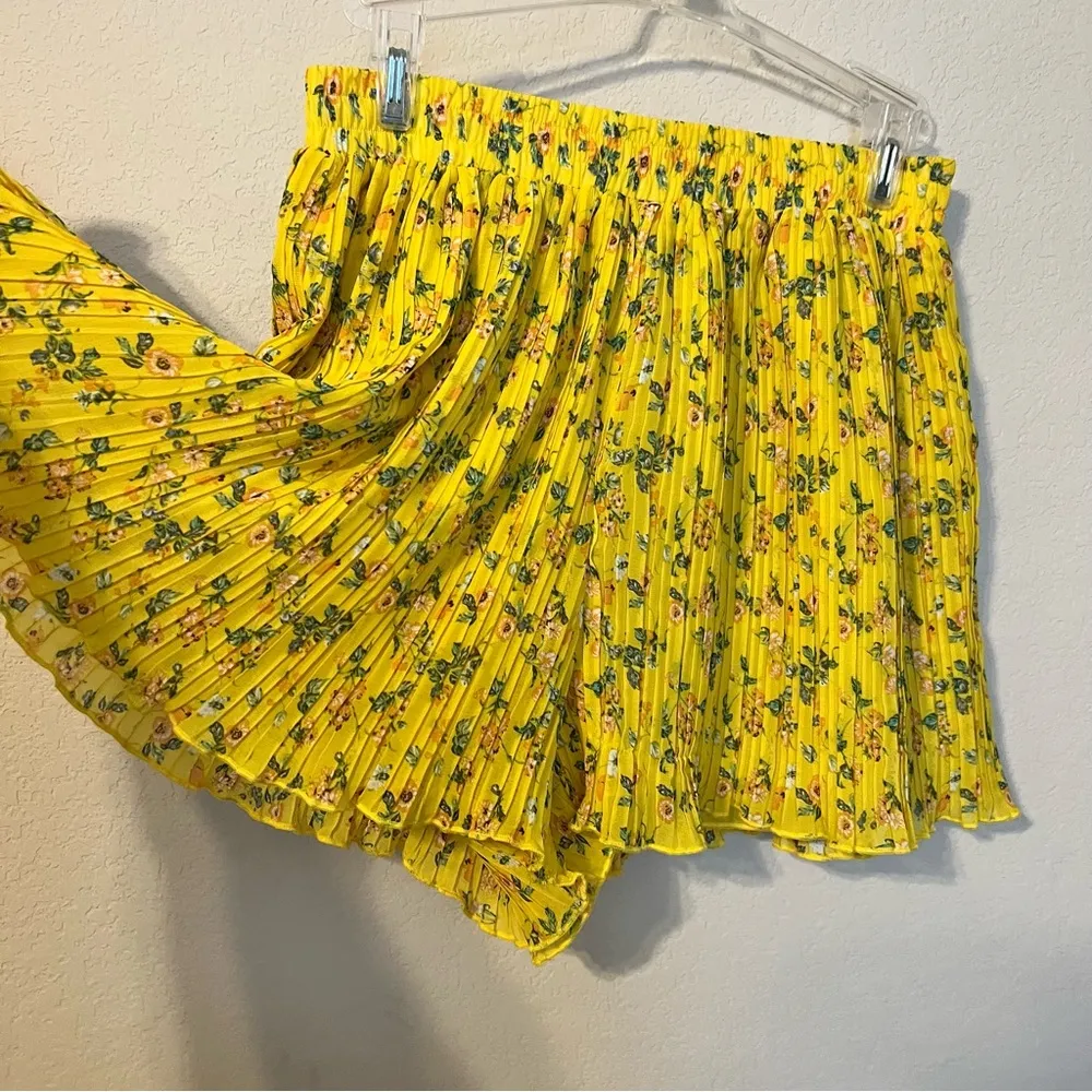 Chelsea and Violet Yellow Floral Pleated High Waisted Shorts - Image 3