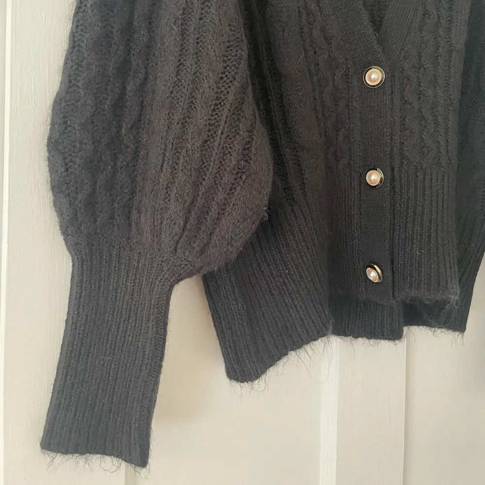 Buttons DESIGN365 Cardigan Sweater Cable Knit V-Neck  Balloon Sleeves Black XL - Image 4