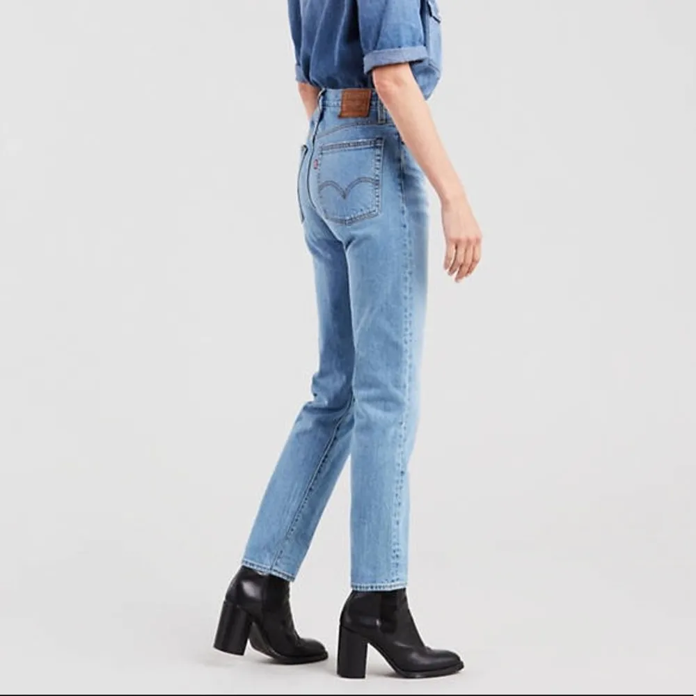 LEVI’S WEDGIE FIT STRAIGHT ANKLE JEANS LIGHT BLUE WASH — 24 - Image 3