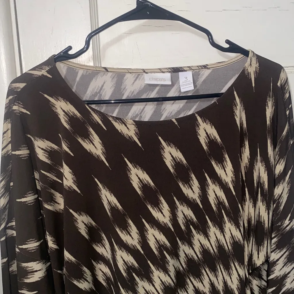 Chico’s Tan & Brown Wispy Design Round Neck Flowy Quarter Sleeve Tunic Blouse - Image 3