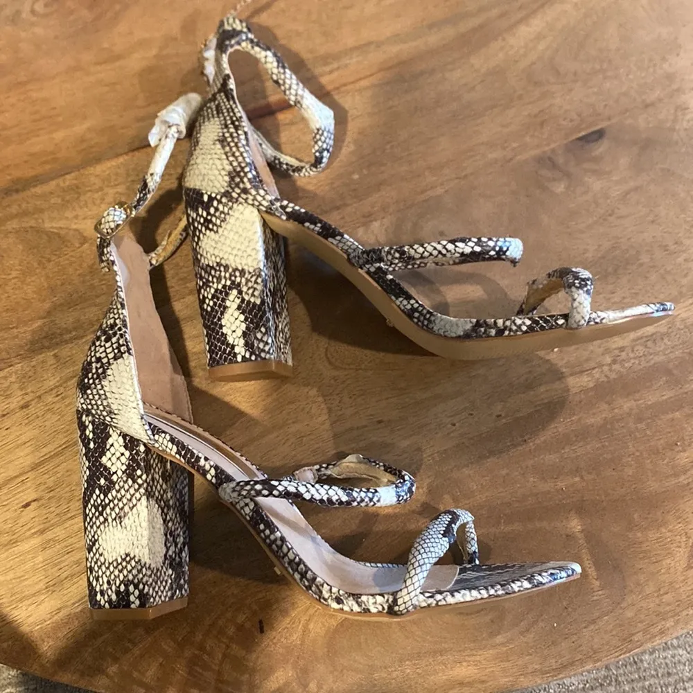 Billini Black and Cream Strappy Heels Size 7 - Image 2