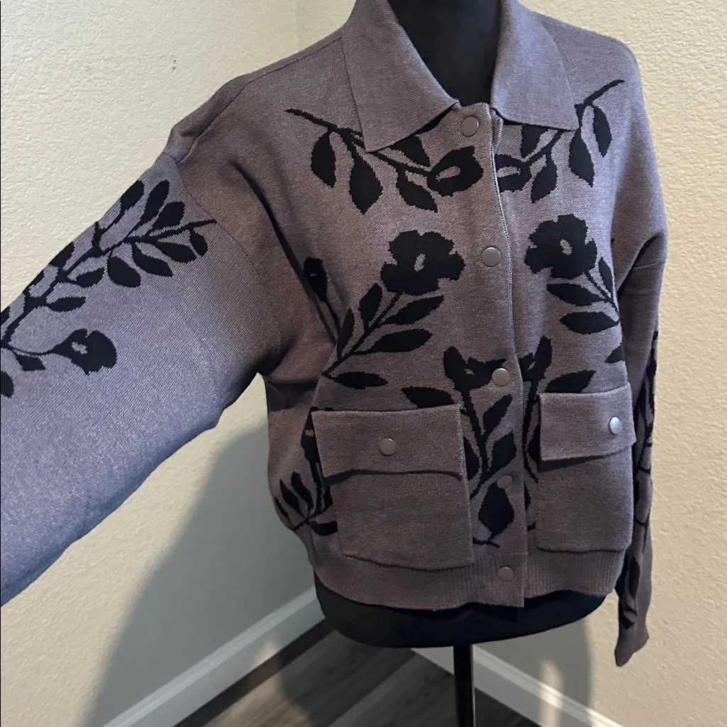 Ellen Tracy Gray and Black Leaf Design Cardigan - Image 2
