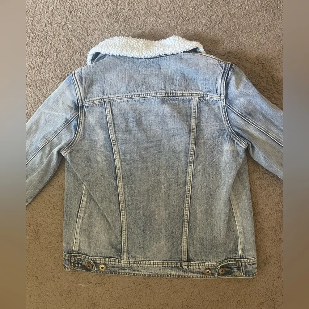Light blue jean jacket with white teddy fur lining size medium - Image 7