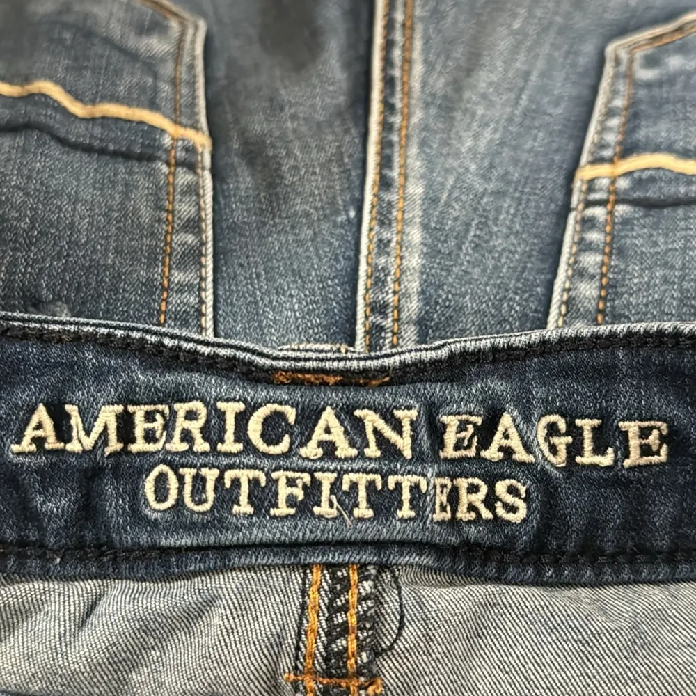 American Eagle super stretch distressed cuffed medium wash denim shorts size 4 - Image 9