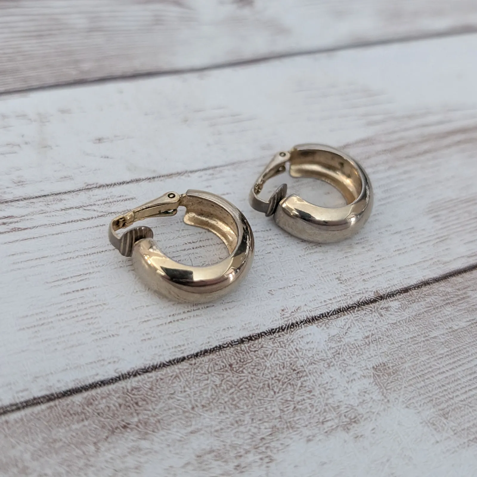 Vintage Clip On Earrings 0.75" Gold Tone Chunky Hoops - Image 6