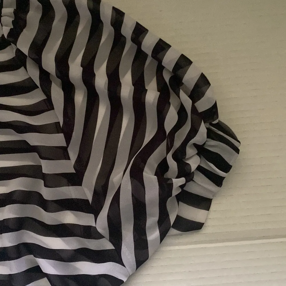 Bisou Bisou black white striped sequin collar open back tie blouse, size XS - Image 3