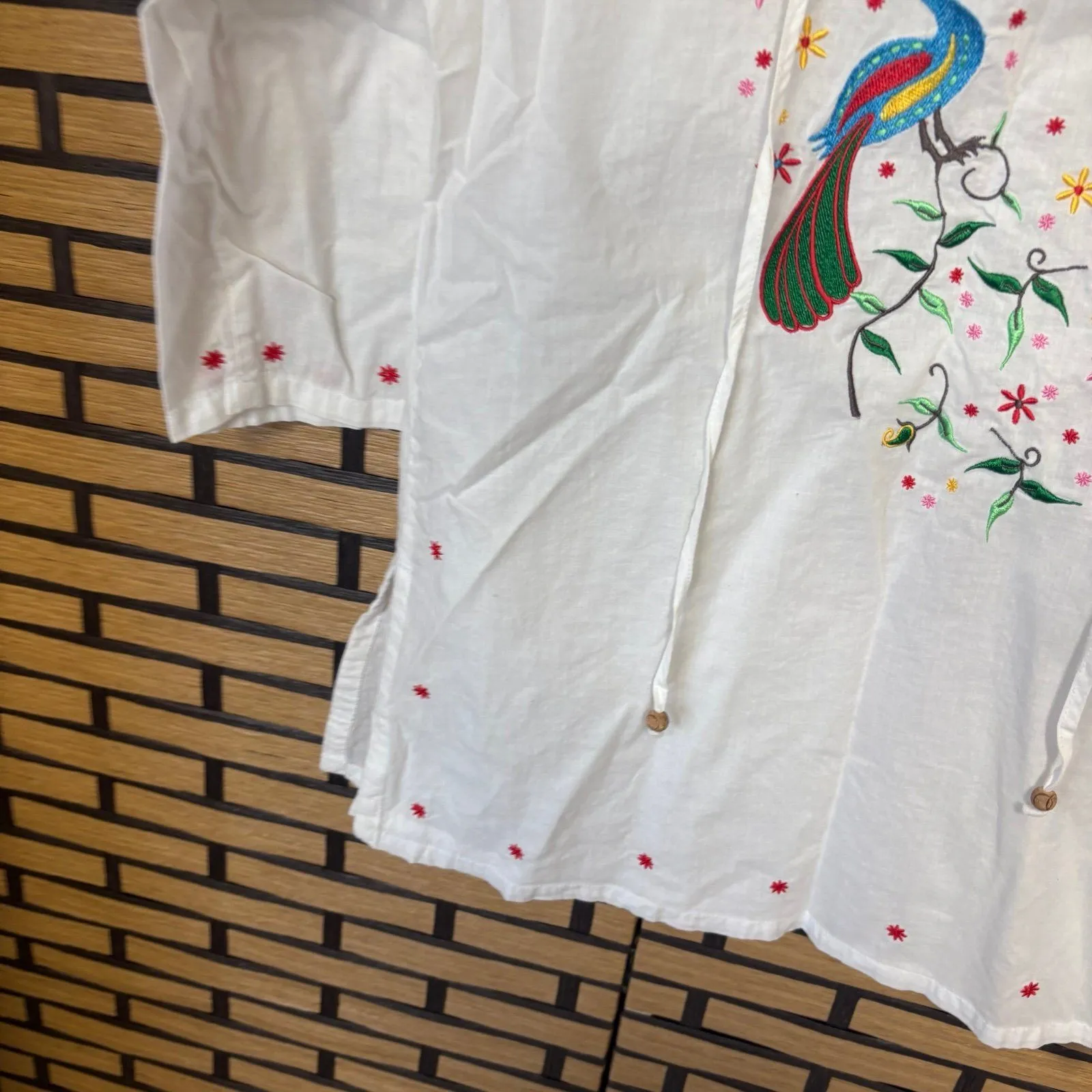 Mountain Lake White Embroidered Top Size Small - Image 3