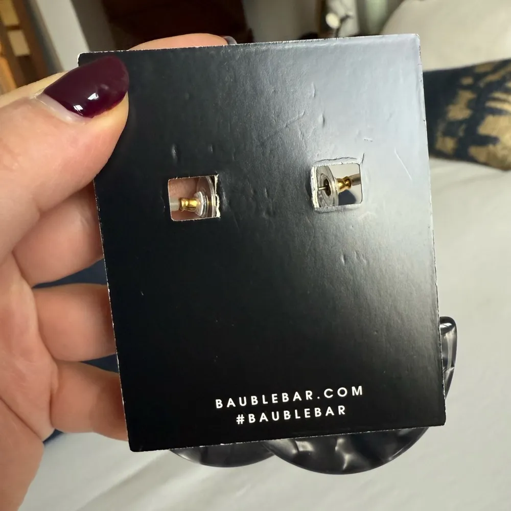 *NWT*  Charcoal Resin Earrings - Image 9