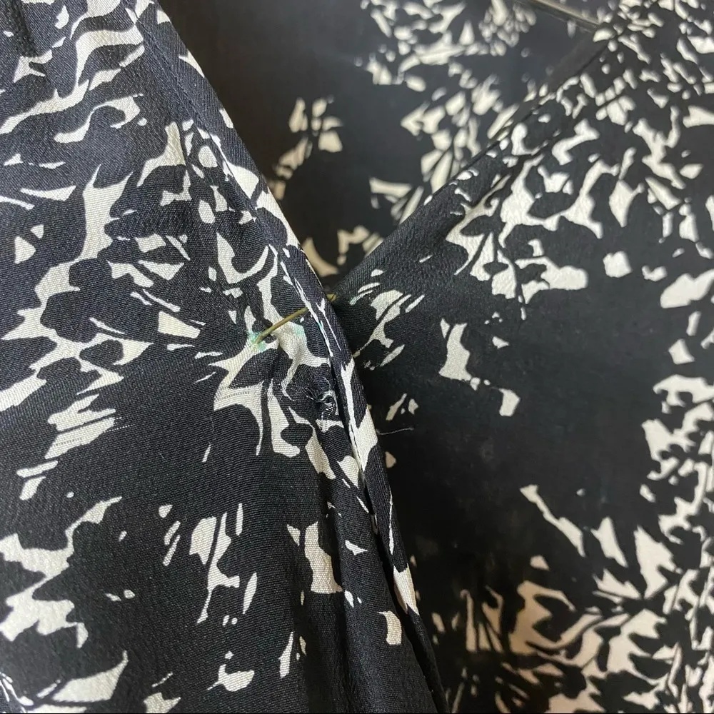 Urban Outfitters Kimchi Blue Medium 100% Silk Boho Abstract V Neck Flowy Dress - Image 4