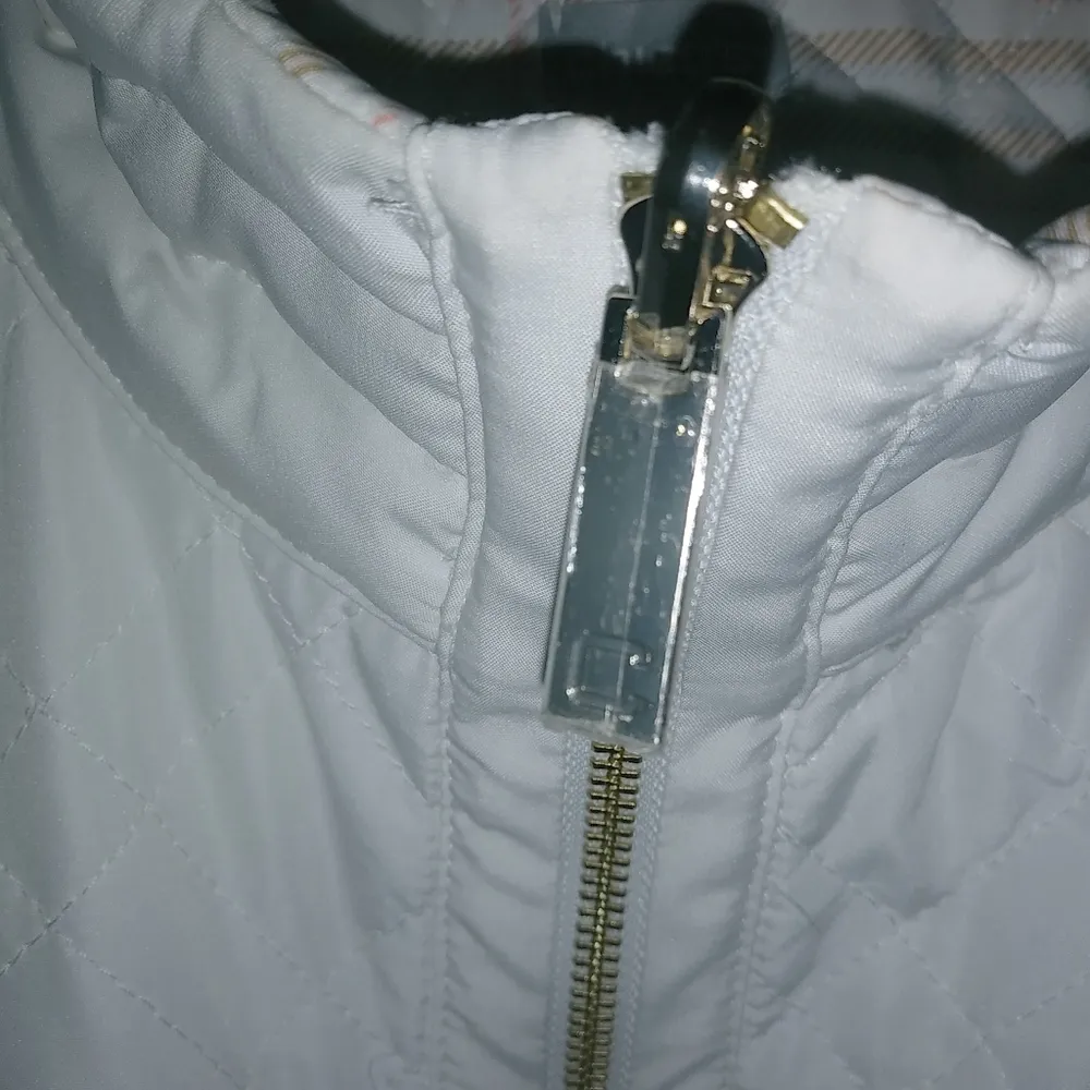 Chicos 2 L Reversible Quilted Zip Front Vest in White and Gold Peach Plaid - Image 9