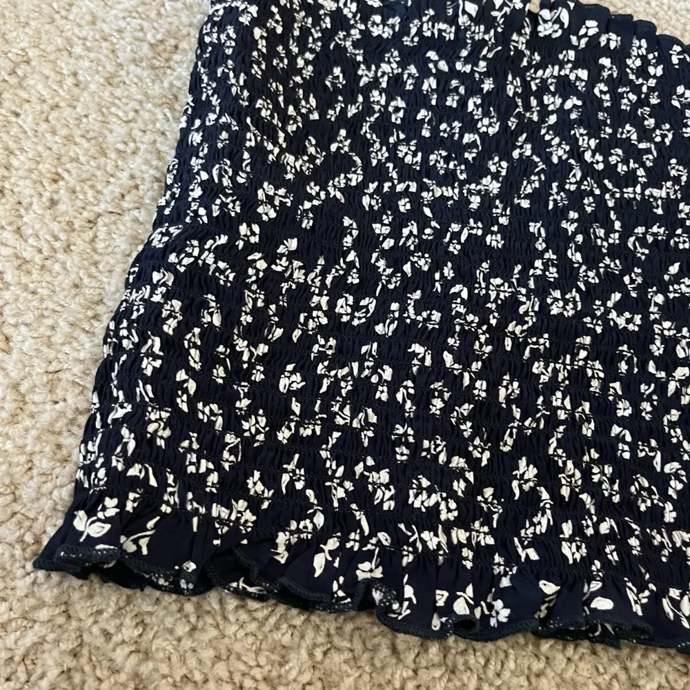 Navy blue and white floral tube top never worn - Image 4
