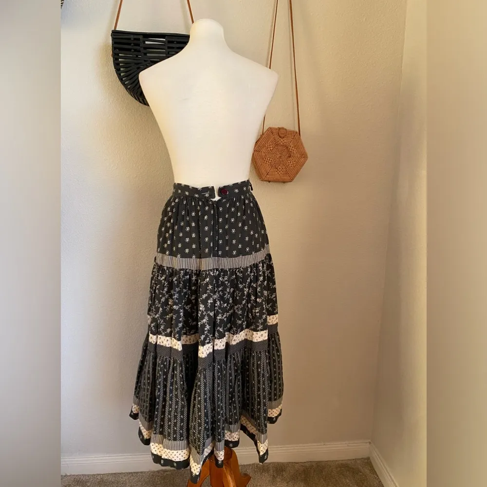 Noahs Flood Floral Prairie Amish Skirt, Size 7/8 Black - Image 2