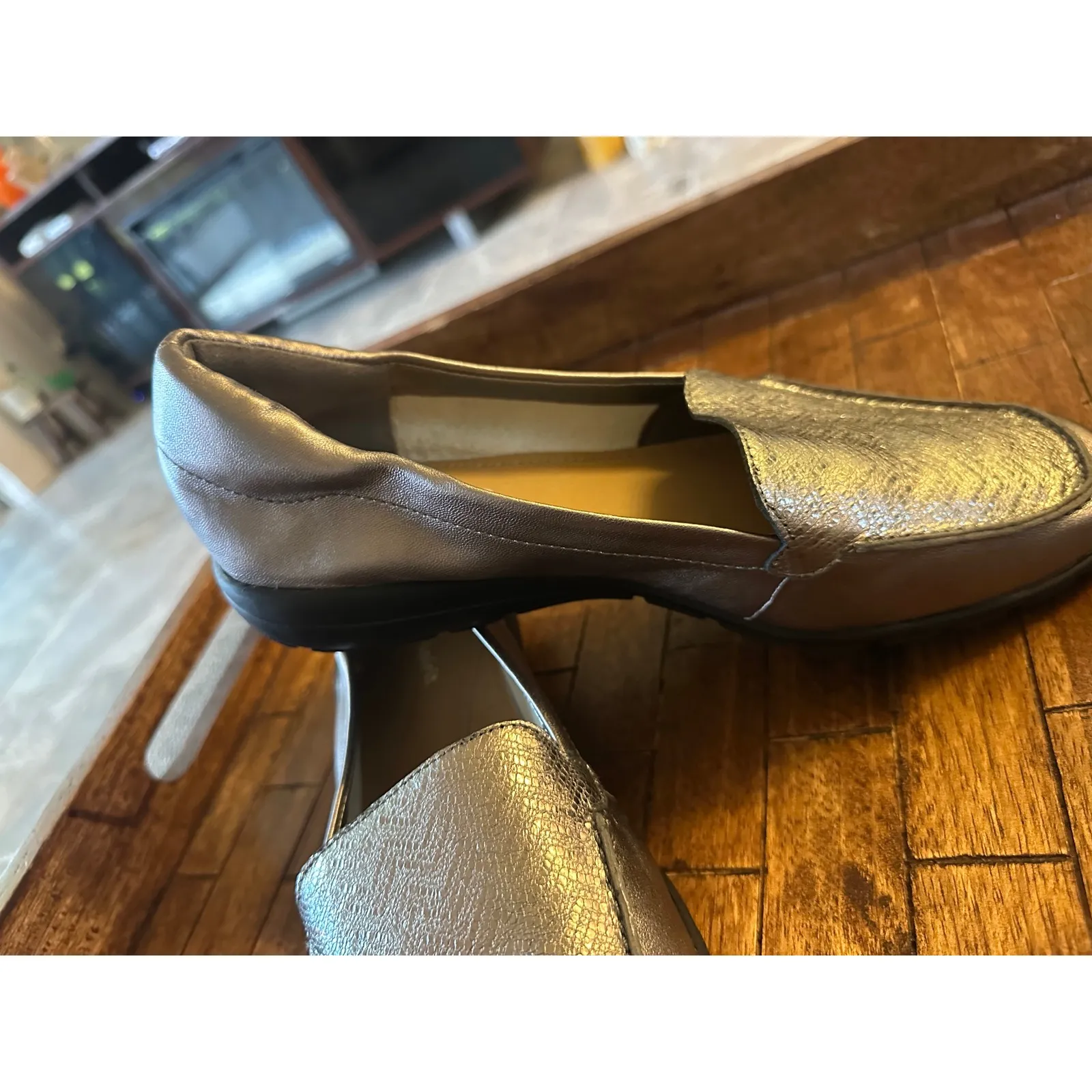 Easy Spirit Metallic Silver Leather Slip On Loafer Comfortable Shoes size 8 NWOT - Image 5