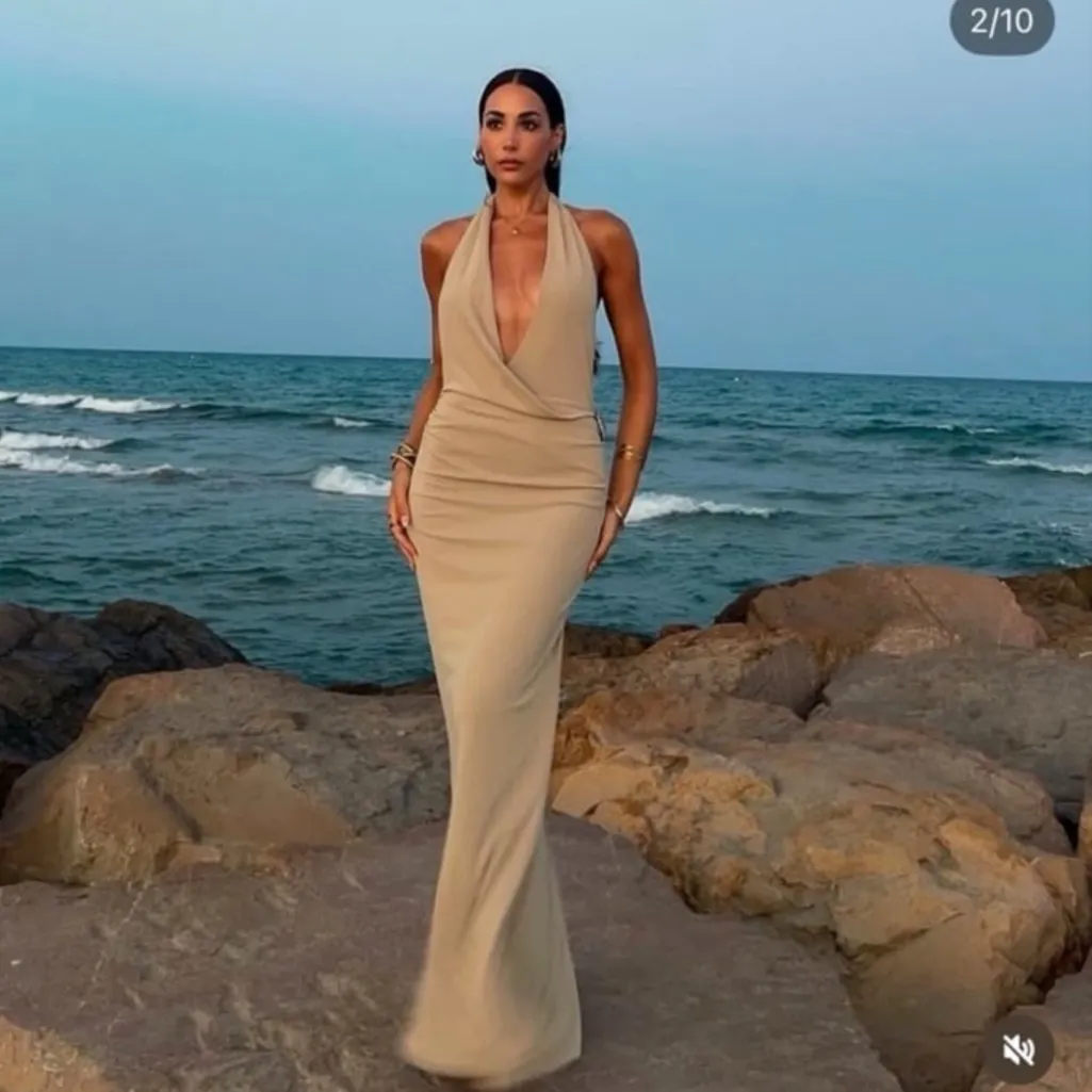 Zara beige Halter neck woman’s dress
Shell-shaped metal appliqué size medium - Image 11