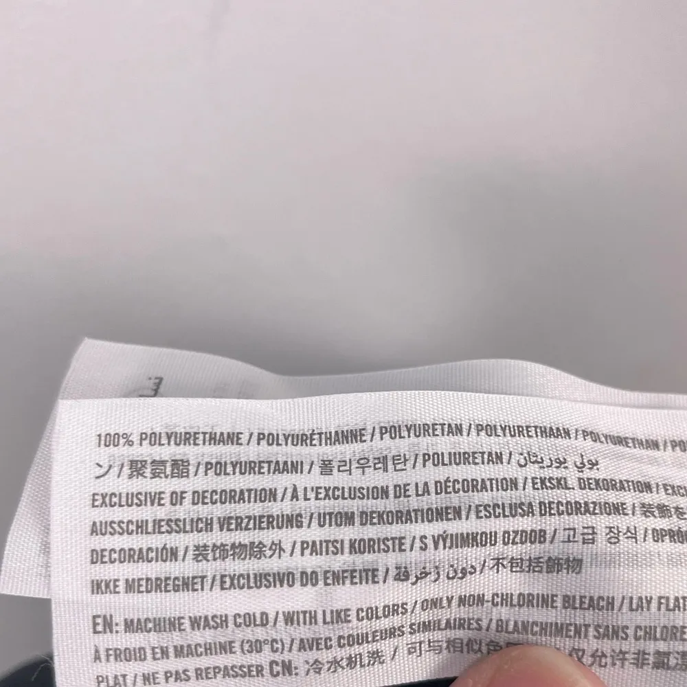 Abercrombie & Fitch faux leather tailored shorts in black size medium - Image 8