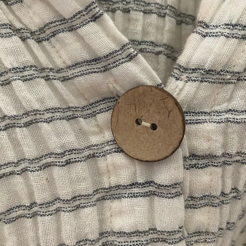 Super duper adorable summer gauze top with trendy accents like the wooden button Size L - Image 2