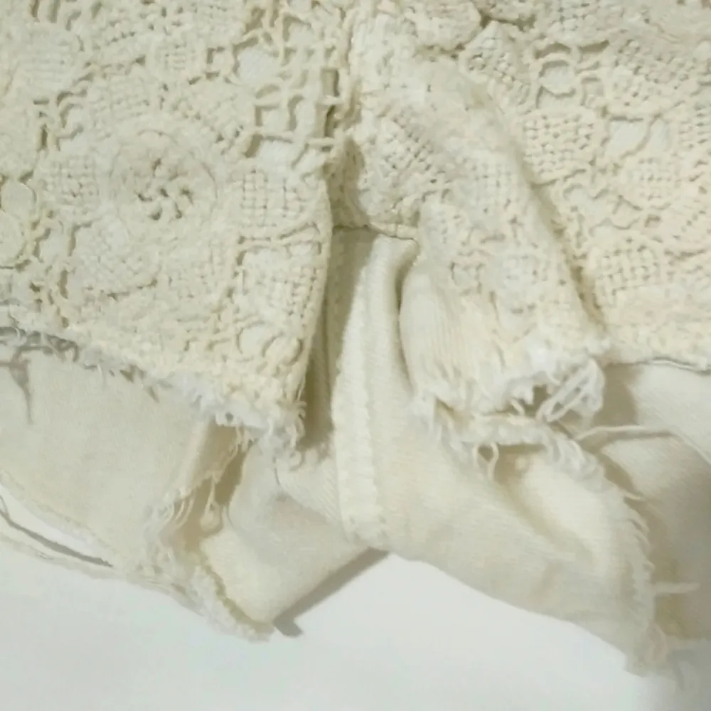 American Eagle 8 Creme Lace Jeans Shorts - Image 2