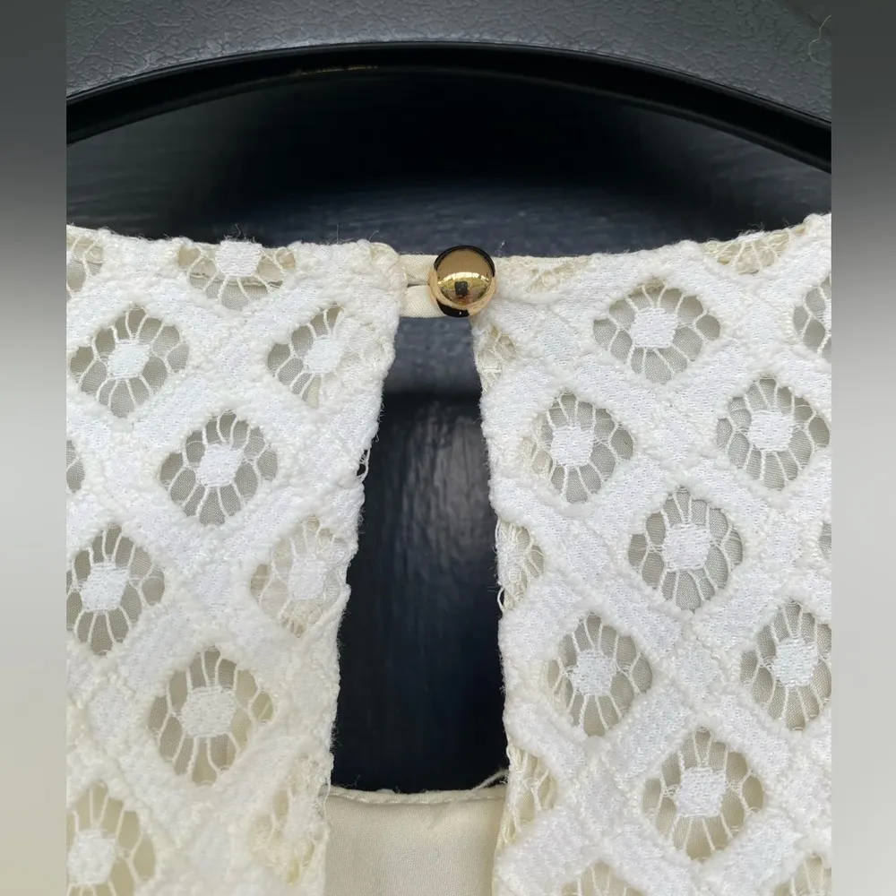 Banana Republic Eyelet sleeveless Blouse - Image 6