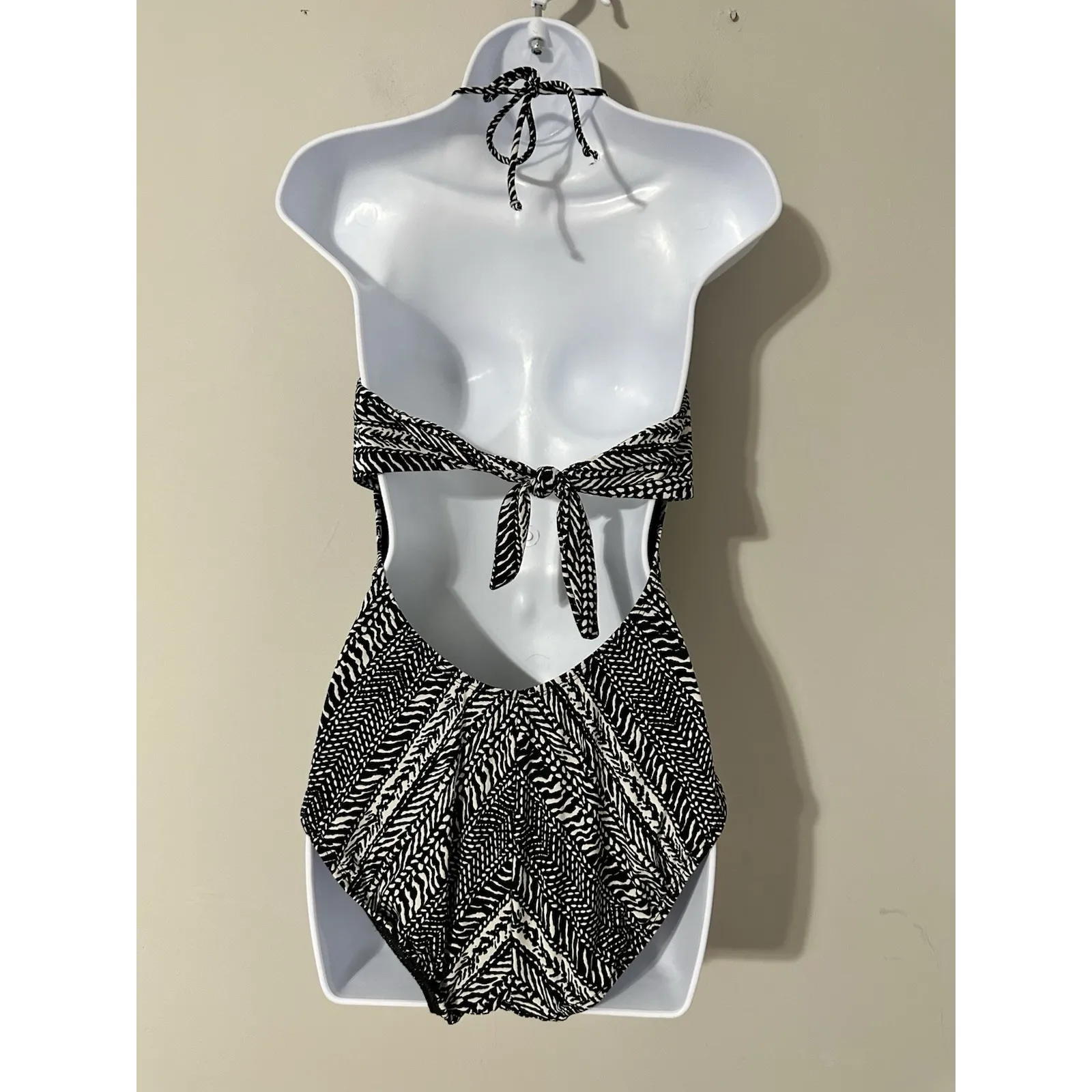 Robin Piccone Renee Twist Bandeau One Piece Swimsuit NWOT Size 10 - Image 5