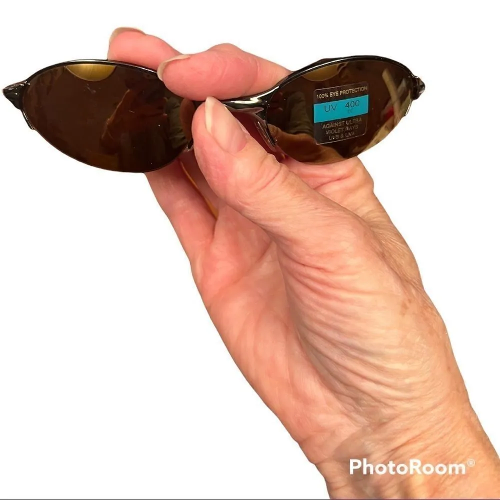 NWOT mirrored oval sunnies with UV 400âspringâtemplesâandâcushionedâstems - Image 1