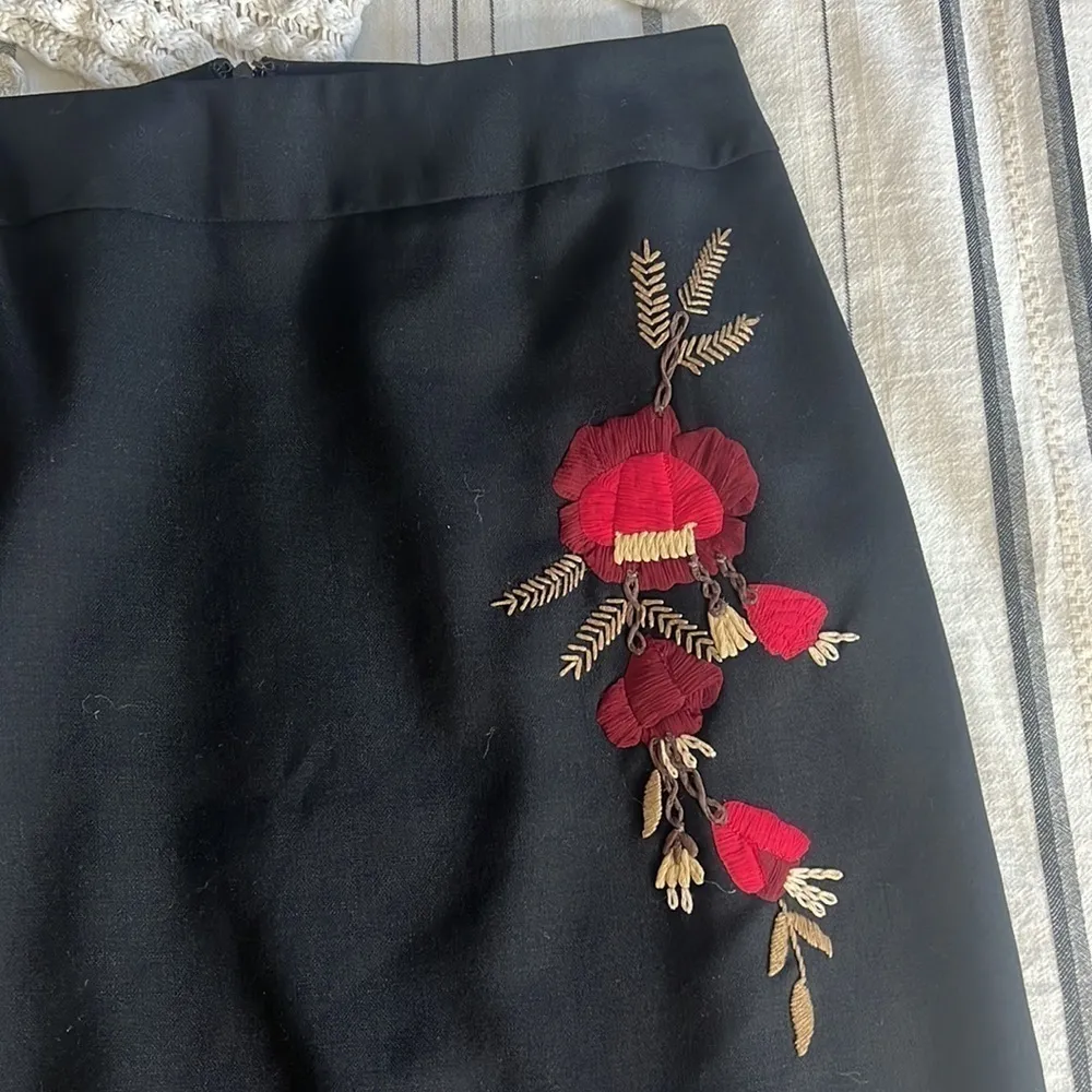 Ann taylor loft • wool rose embroidered pencil skirt vintage - Image 3