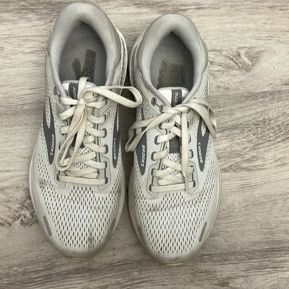 Gray & White Adrenaline GTS 22 Supportive Running Shoe Women's Size 8.5 - Image 3