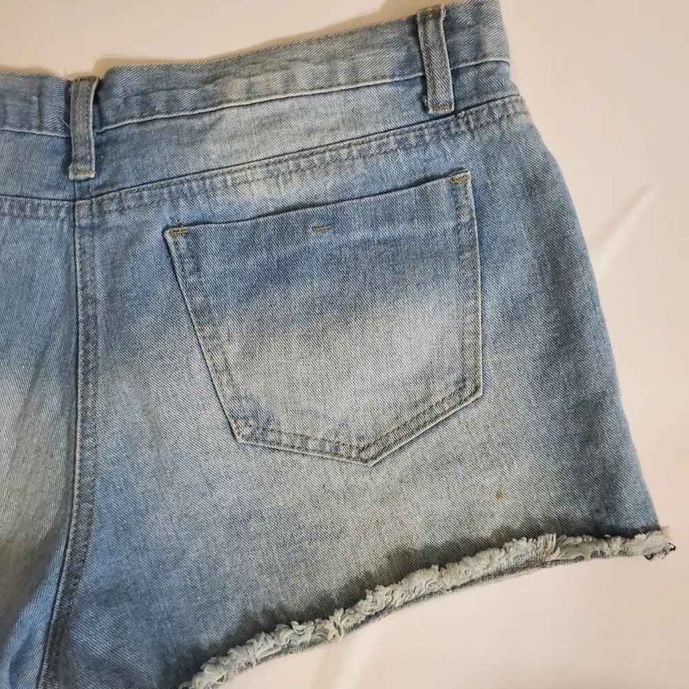 Vestique Light Wash Blue Denim Floral Lace Shorts - Image 7